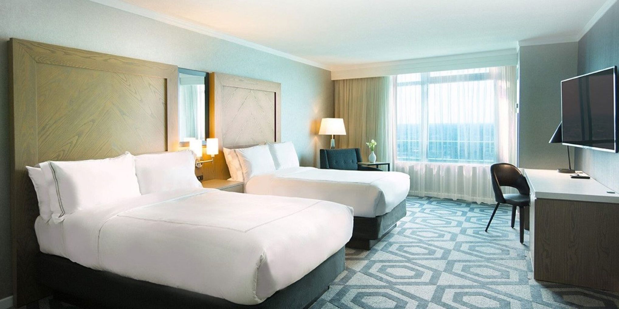 أغطية فراش متميزة وأسرّة بطبقة علوية مريحة وخزنة داخل الغرفة ومكتب