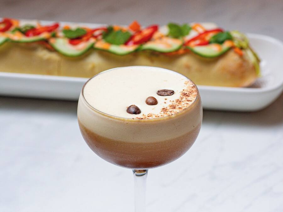 Un dessert à étages, qui pourrait être un gâteau ou une pâtisserie, présenté sur une assiette blanche.