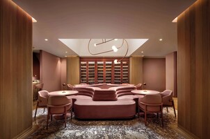 Breakfast and dinner served