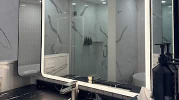 Junior Suite, 1 King Bed | Bathroom | Designer toiletries, hair dryer, bathrobes, towels