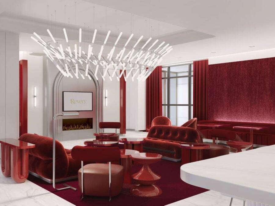 Ein modernes Interieur mit roter Möbel, einer weißen Decke und einem großen Kronleuchter.