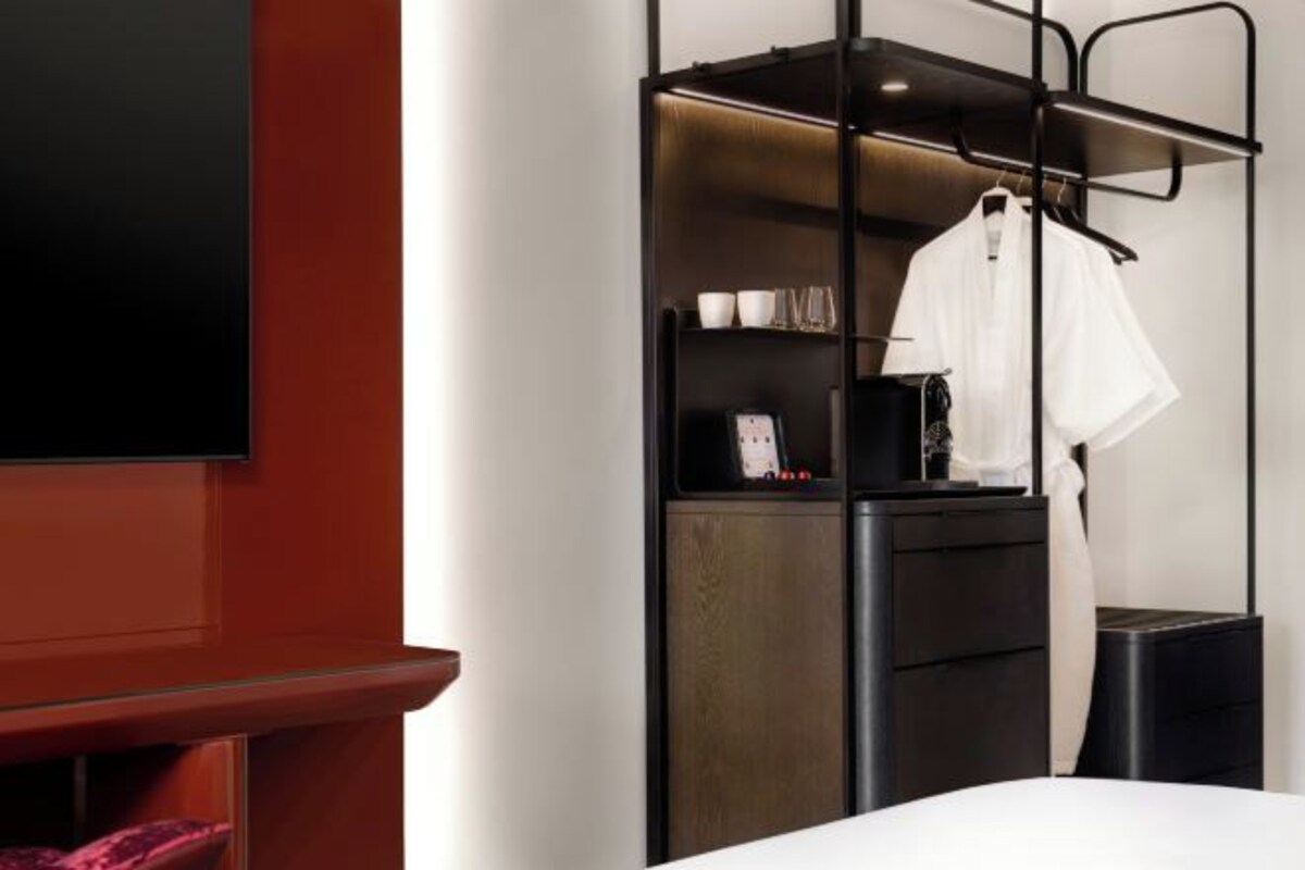 Premium bedding, down comforters, in-room safe, desk