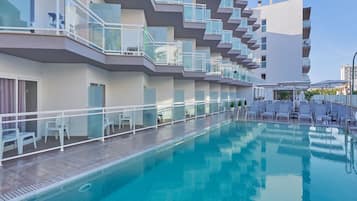 Udendørs pool, parasoller, liggestole