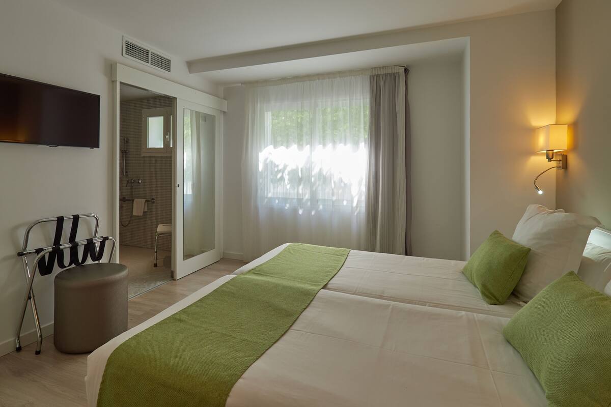Standard Twin Room | In-room safe, desk, soundproofing, iron/ironing board (on request)