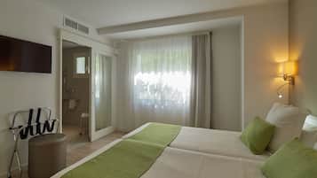 Habitación estándar con 2 camas individuales | Caja fuerte, escritorio, sistema de insonorización