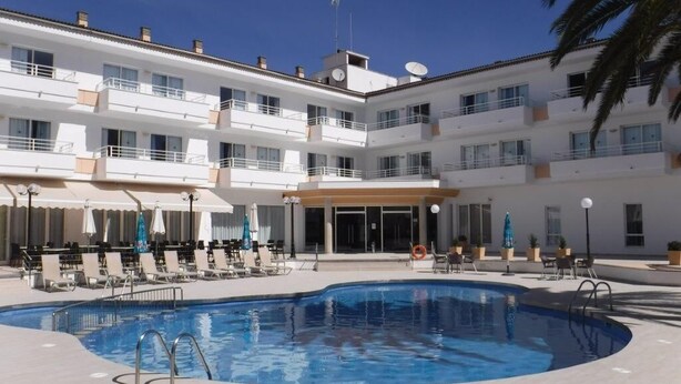 A hotel with a swimming pool, multiple balconies, and outdoor seating areas. - Maracaibo (Santa Margalida)