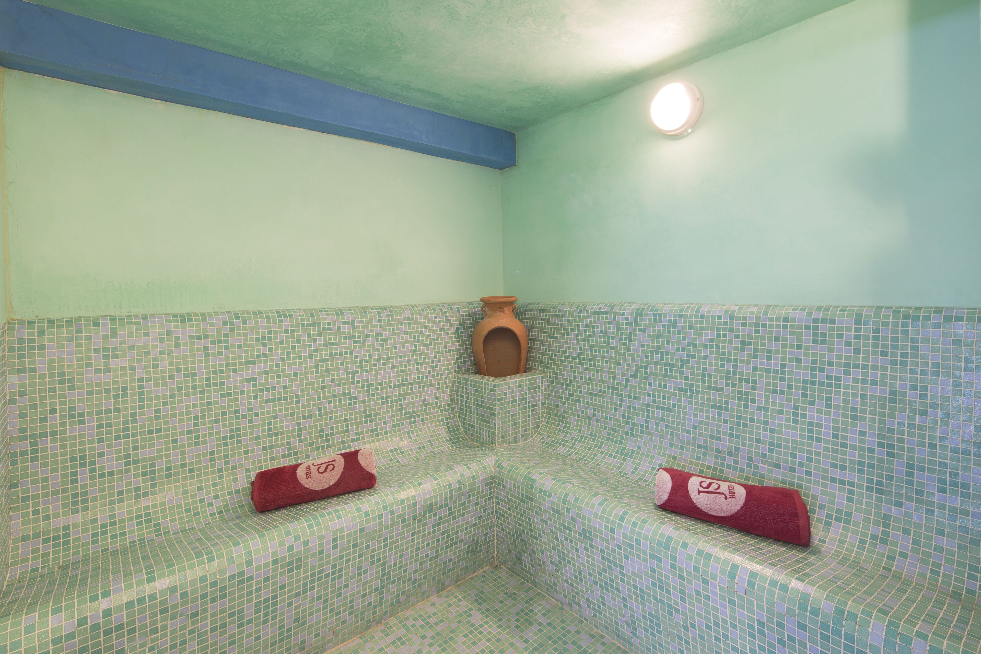 Body treatments, 1 treatment room, massages