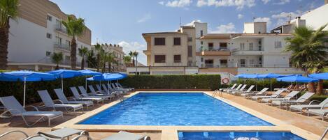 Piscine extérieure, parasols, chaises longues