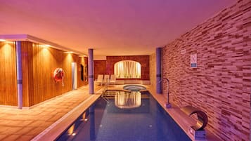 Sauna, hot tub