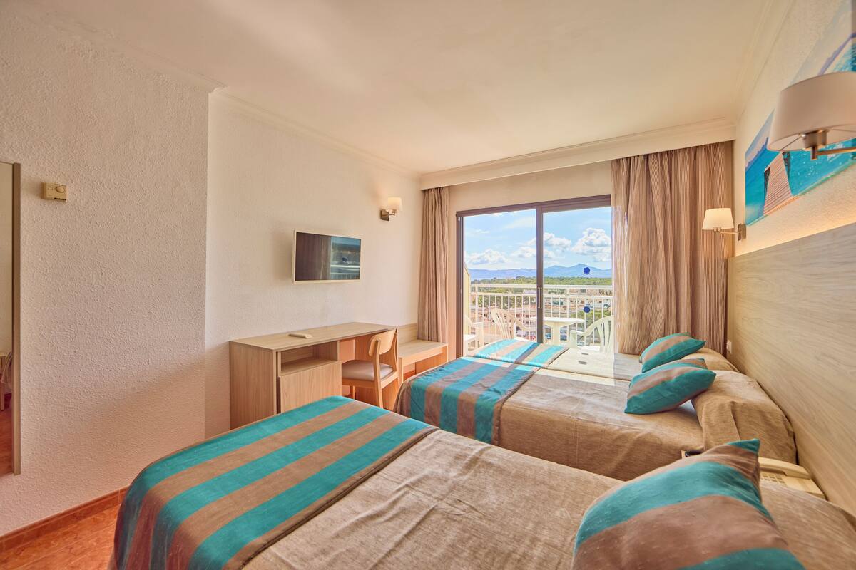 Triple Room (2 Adultos + 1 Niño) | In-room safe, desk, blackout drapes, WiFi