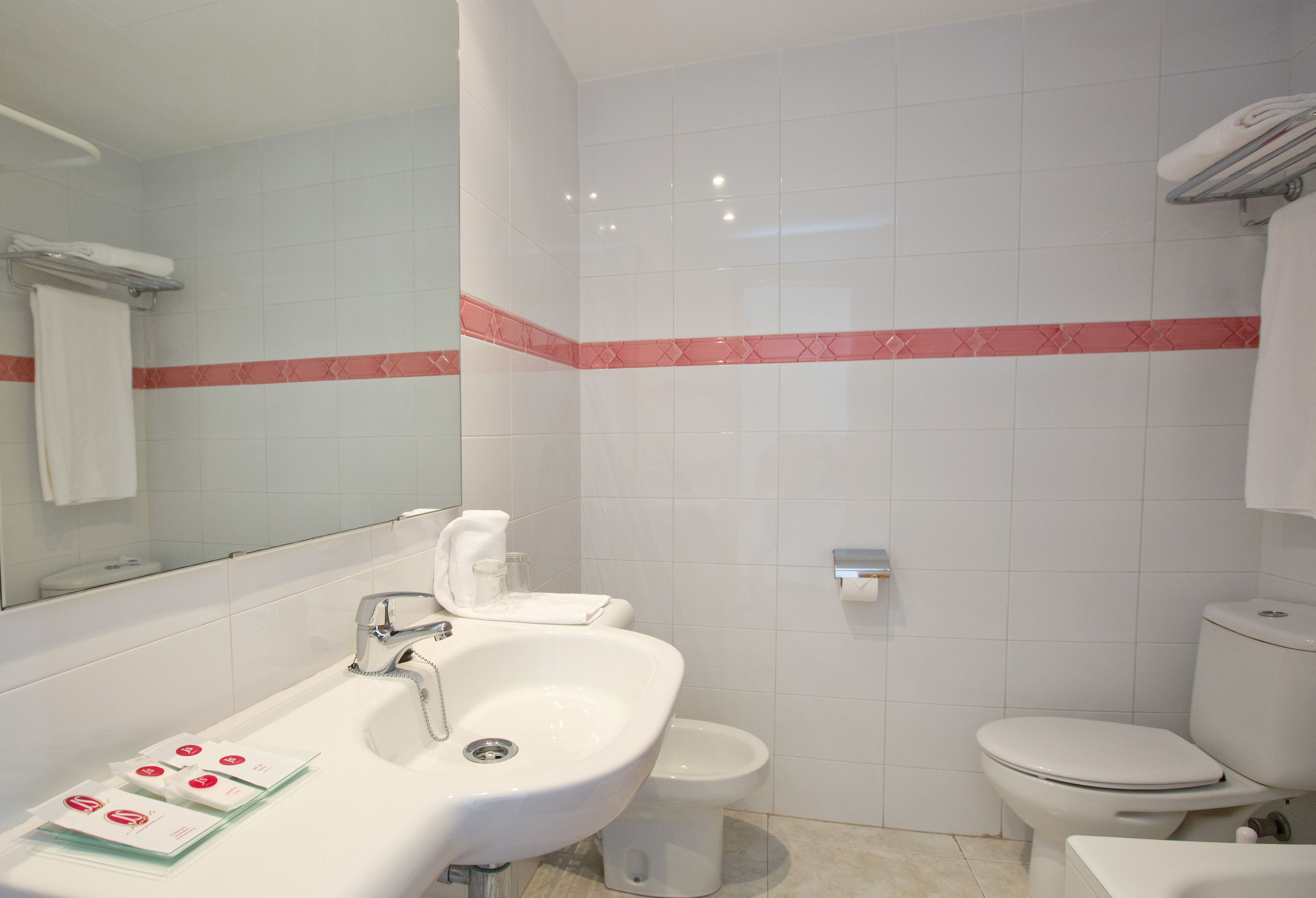 combined shower/bathtub, hair dryer, towels