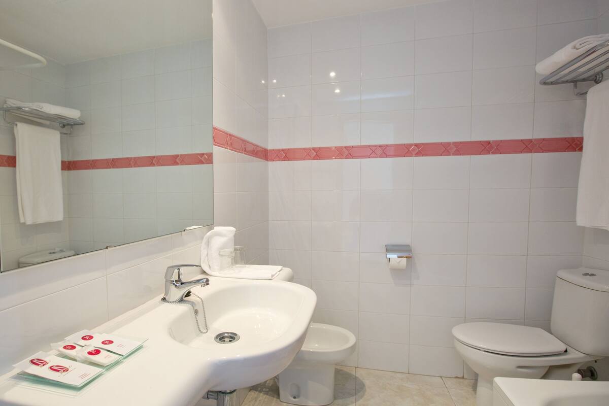 combined shower/bathtub, hair dryer, towels