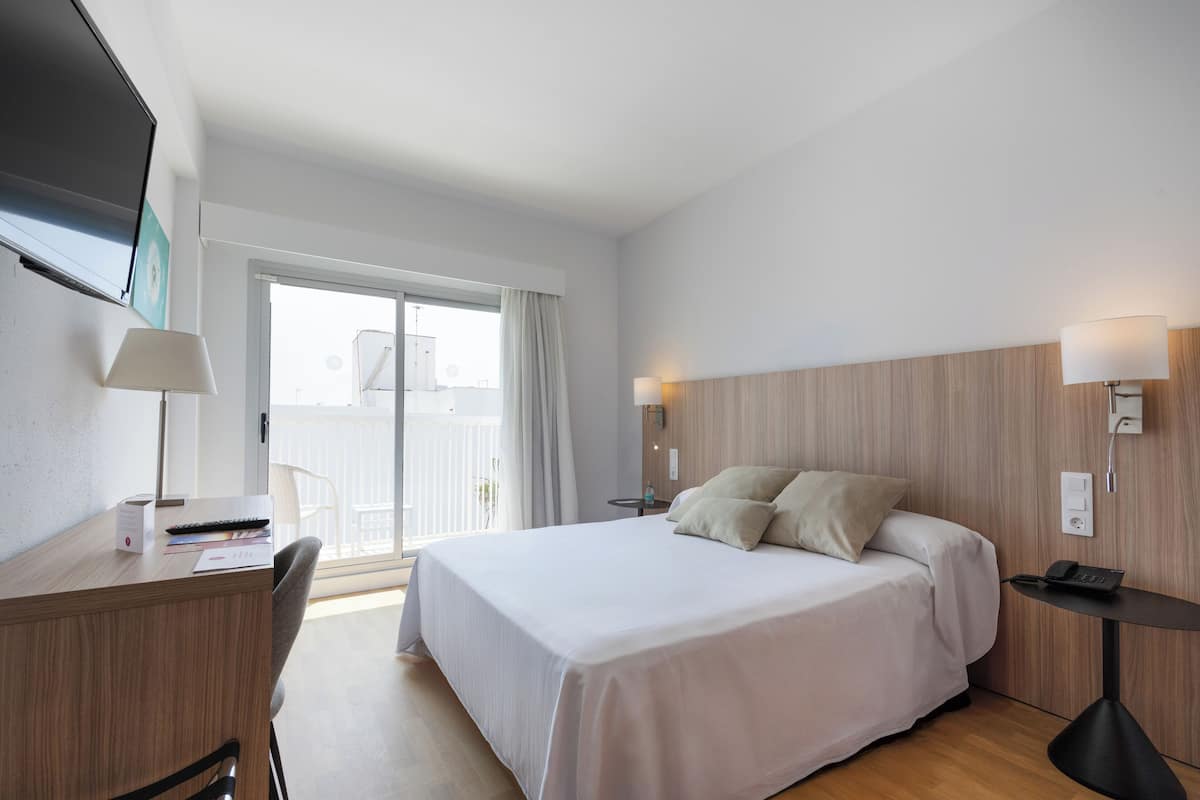 Chambre simple, balcon, vue partielle sur la mer | Bureau, rideaux dâobscurcissement, accĂšs au Wi-Fi (inclus)