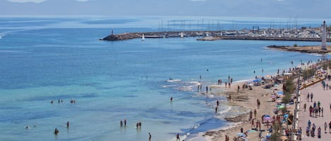 Nær stranden, hvit sand og strandhåndklær