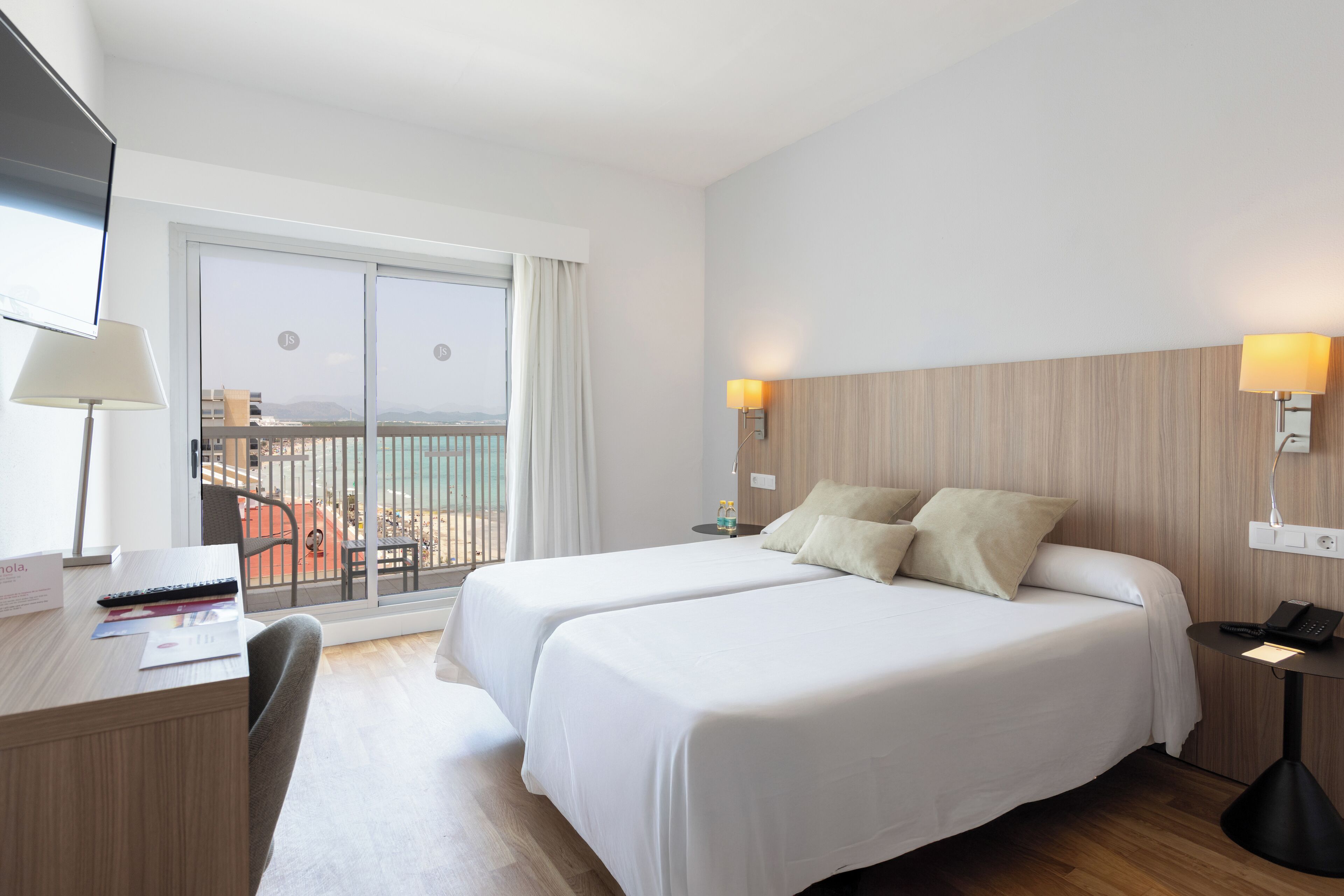 doble con balcón vista mar lateral piso alto | desk, blackout curtains, free wifi, bed sheets