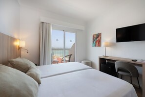 Doble con Balcón Vista Mar Lateral Piso Alto | Skrivebord, blendingsgardiner, wi-fi (inkludert) og sengetøy