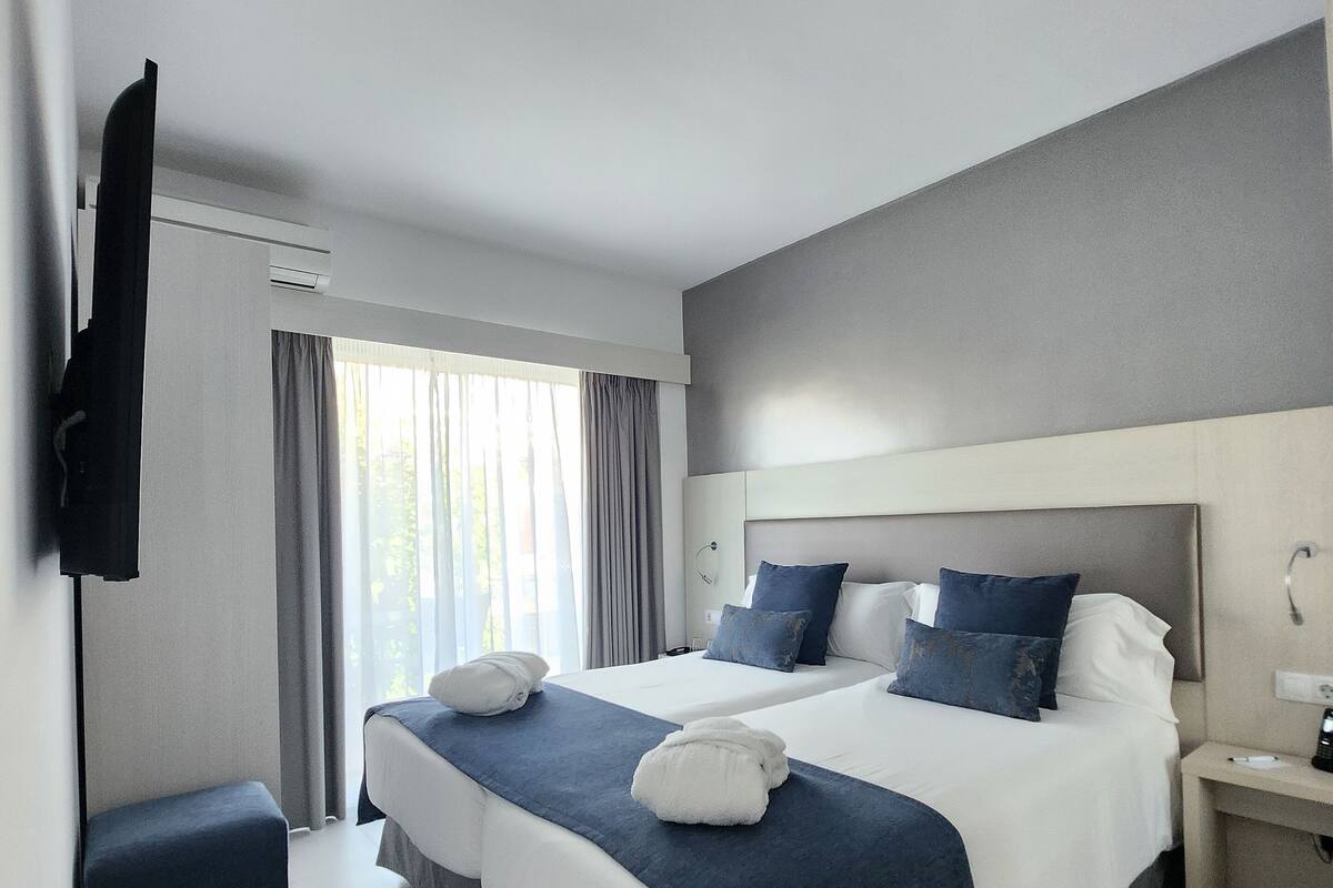 Premium bedding, in-room safe, soundproofing, WiFi (free)