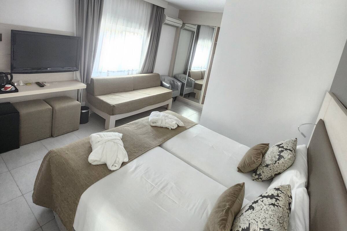 Junior Suite | Premium bedding, in-room safe, soundproofing, WiFi (free)