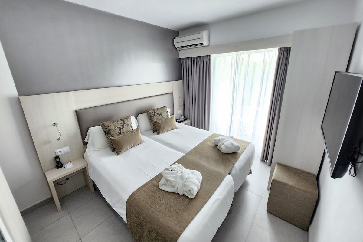 Premium bedding, in-room safe, soundproofing, WiFi (free)