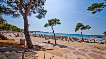Una playa cerca