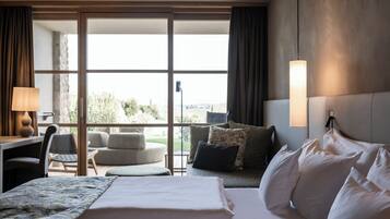 Daunenbettdecken, Minibar, Zimmersafe, individuell dekoriert