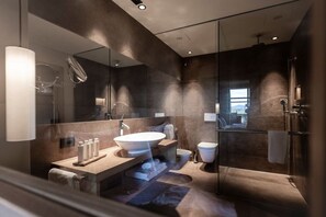 Kahden hengen superior-huone (yksi tai kaksi sänkyä) (Spa Access) | Kylpyhuone | Designer-hygieniatuotteet, hiustenkuivaaja, kylpytakit, bidee