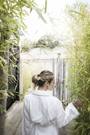 Salas de tratamiento para parejas, sauna y tina de hidromasaje 