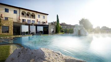 Indoor pool, 2 outdoor pools, pool loungers