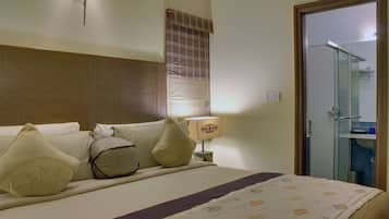 Superior Room | Minibar, in-room safe, desk, laptop workspace