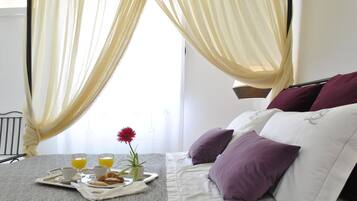 Dobbelt- eller tomannsrom – superior | Minibar, safe på rommet, skrivebord og wi-fi (inkludert)