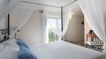 Camera Classic con letto matrimoniale o 2 letti singoli | Minibar, una cassaforte in camera, una scrivania, Wi-Fi gratuito
