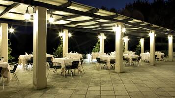 供應早餐、午餐和晚餐,當地料理