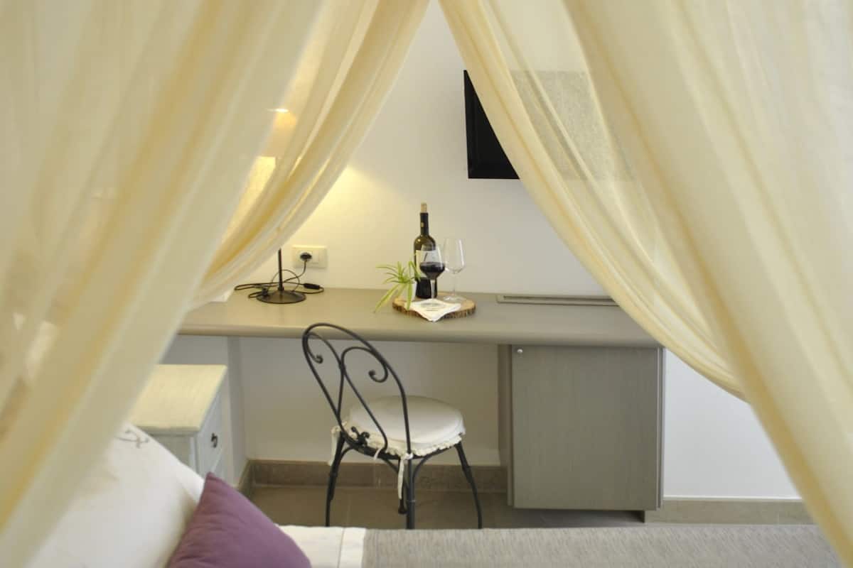 Comfort Double or Twin Room | Minibar, in-room safe, desk, WiFi (free)