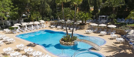 Piscine extérieure, parasols de plage, chaises longues