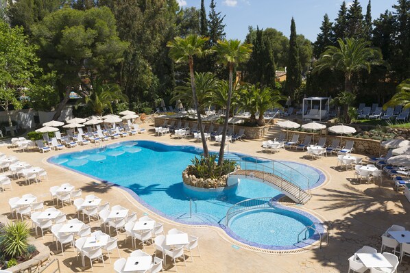 室外泳池;10:00 至 18:00 開放;泳池傘、躺椅