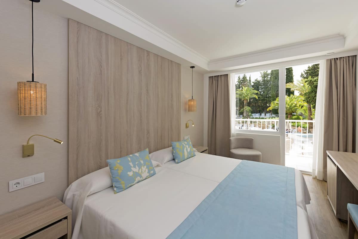 In-room safe, desk, free WiFi, bed sheets