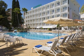 Udendørs pool, åben fra kl. 10.00 til kl. 18.00, parasoller, liggestole