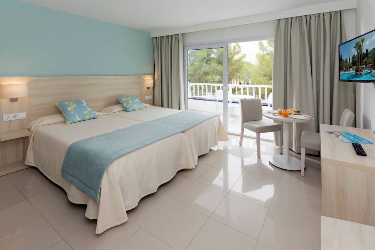 In-room safe, desk, free WiFi, bed sheets