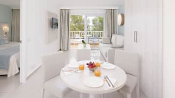 Apartment, 1 Bedroom, Balcony | In-room dining