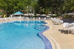 Outdoor pool, open 10:00 AM to 6:00 PM, pool umbrellas, sun loungers - Hotel HSM SOlivera (Calvia)
