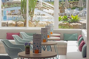 2 บาร์/เลานจ์, บาร์ในสระว่ายน้ำ, บาร์ริมสระว่ายน้ำ