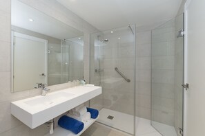 Een haardroger, handdoeken, zeep, shampoo