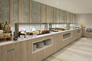 Petit déjeuner buffet servi tous les jours en supplément