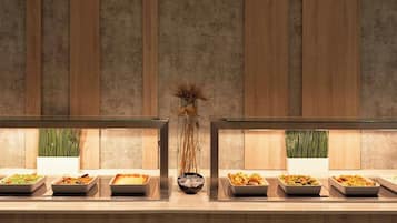Petit déjeuner et dîner servis sur place