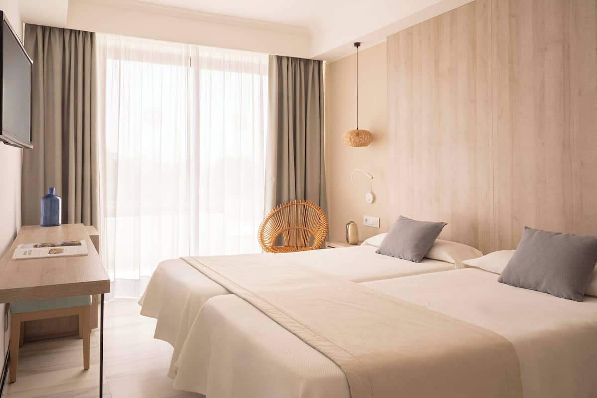 Escritorio, wifi gratis y ropa de cama