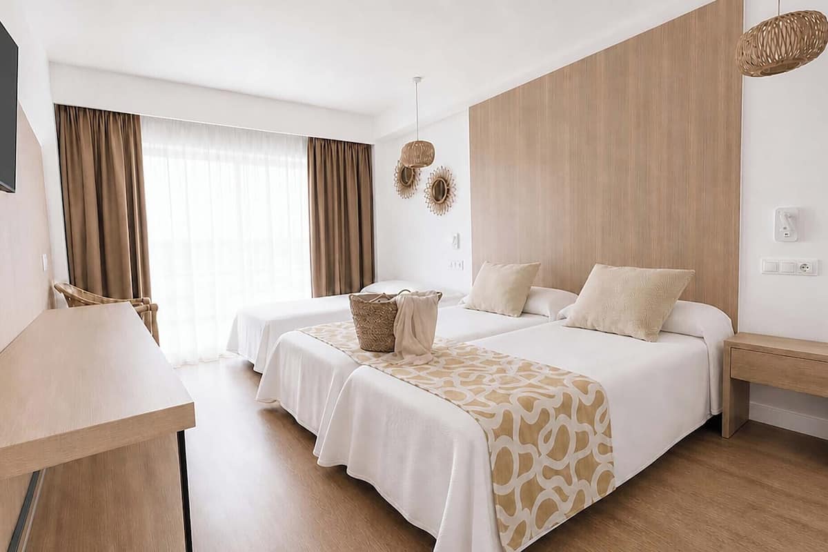 Escritorio, wifi gratis y ropa de cama