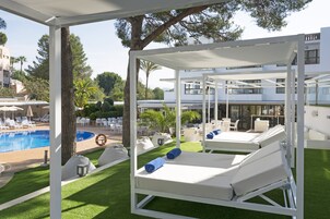 2 piscinas al aire libre, sombrillas, sillones reclinables de piscina