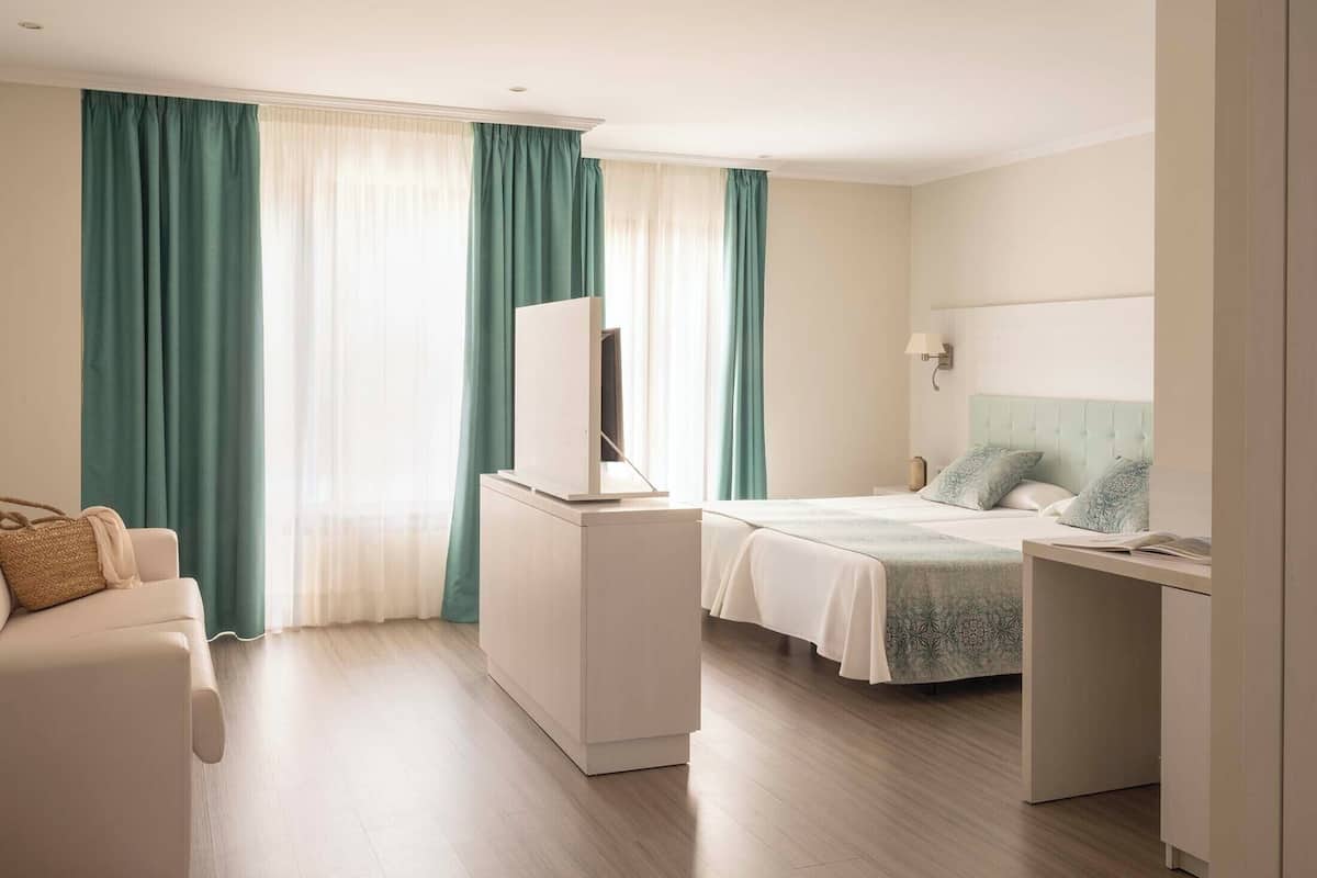 Escritorio, wifi gratis y ropa de cama