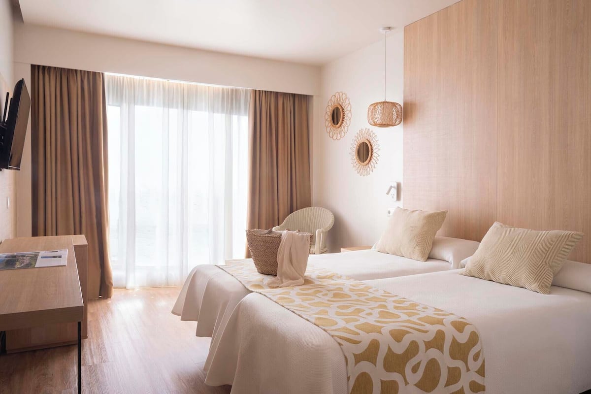 Escritorio, wifi gratis y ropa de cama