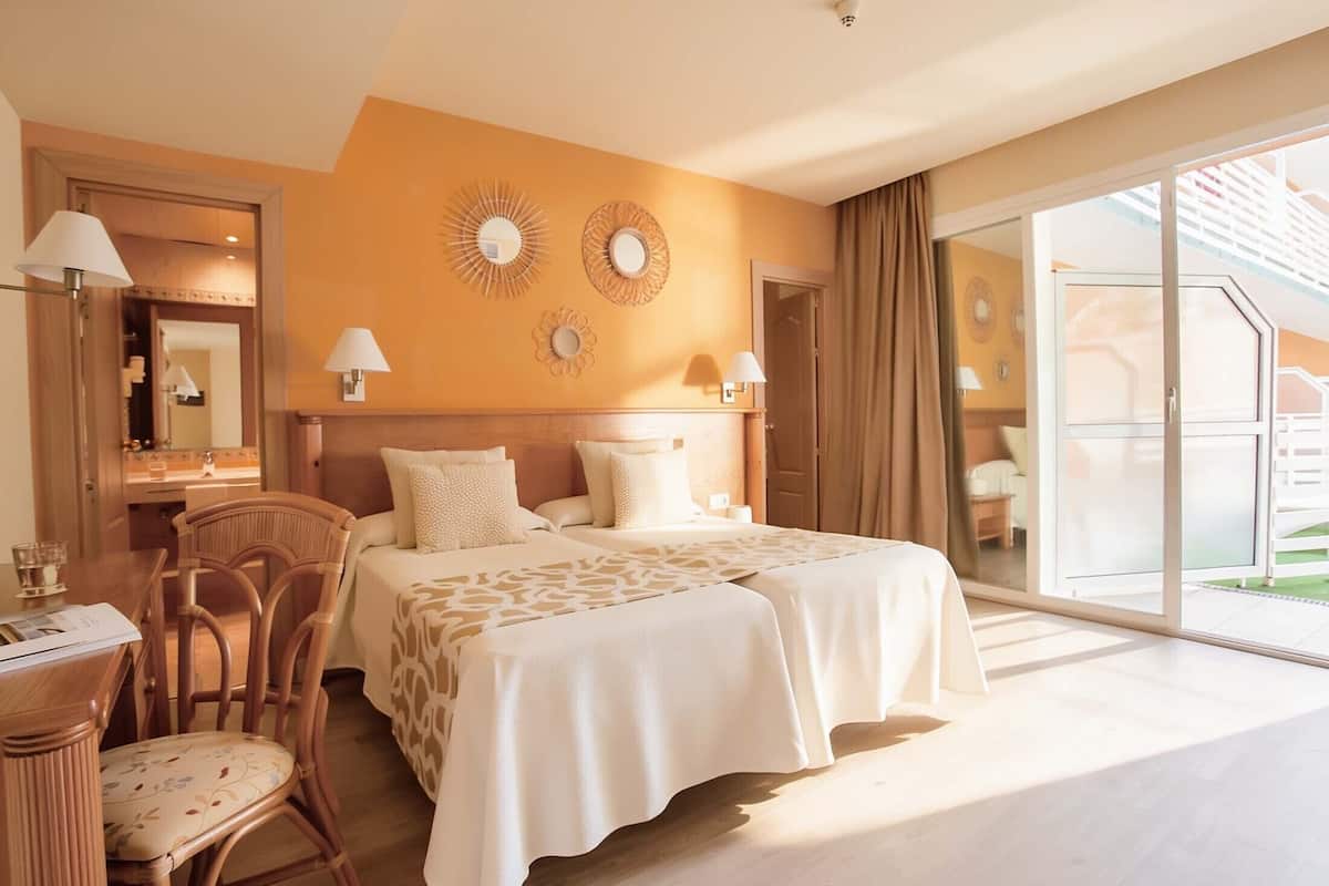 Escritorio, wifi gratis y ropa de cama